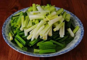 蒜苗肉丝的做法步骤图，蒜苗肉丝怎么做好吃