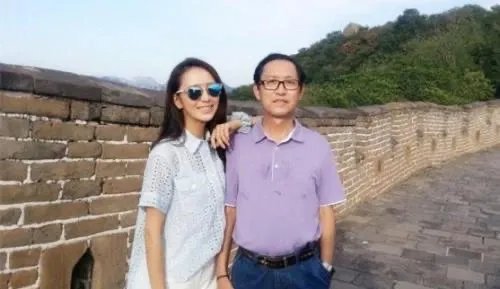 佟丽娅父亲曾发文祝贺陈思诚,为何被网友质疑“力破离婚用力过猛”?