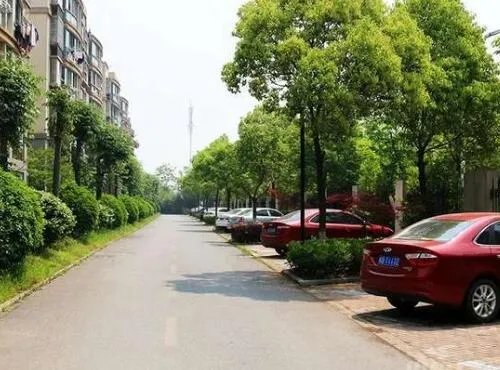 小区地上车位属于业主还是物业的