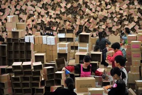 女客户扇快递员耳光，生活中我们应该怎样对待服务行业？