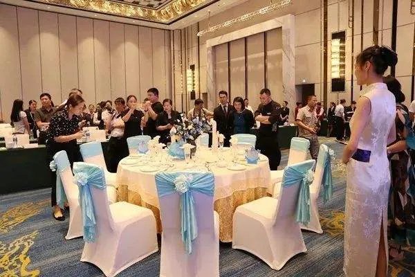 女客户扇快递员耳光，生活中我们应该怎样对待服务行业？