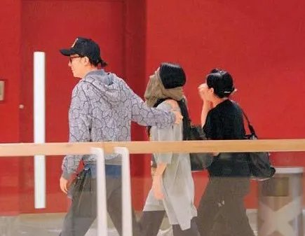 黄子华老婆是谁？  三大美女来揭秘