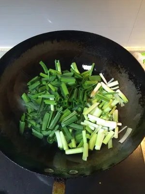 蒜苗肉丝的做法步骤图，蒜苗肉丝怎么做好吃