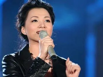 董卿夫妇罕见同框!穿情侣装高调秀恩爱,他们的感情如何?