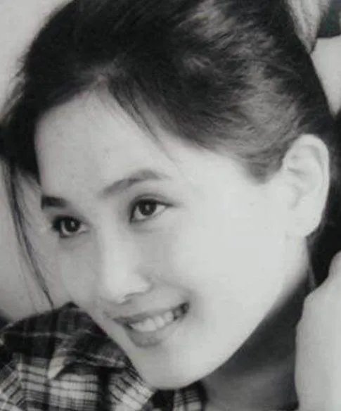 被侯勇抛弃后,“军花”潘雨辰现在状态如何?