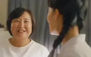 贾玲妈妈年轻时的照片是怎样的,你和你妈妈长得像吗?