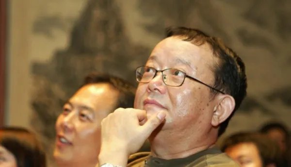 70岁王刚和儿子相差60岁，老婆一月花费上百万，现如今他过的怎么样？
