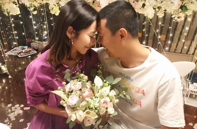 前国足球员徐亮和三婚妻子生活幸福吗?