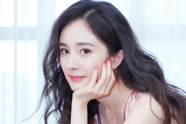 杨幂15年前旧照曝光，身材凹凸有致，当初她是如何进入娱乐圈的？