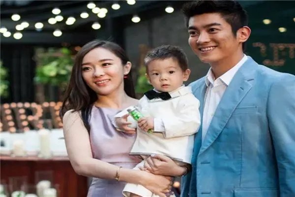 贾乃亮李小璐终于宣布离婚,相比较两人的同台表演前后都有哪些变化?