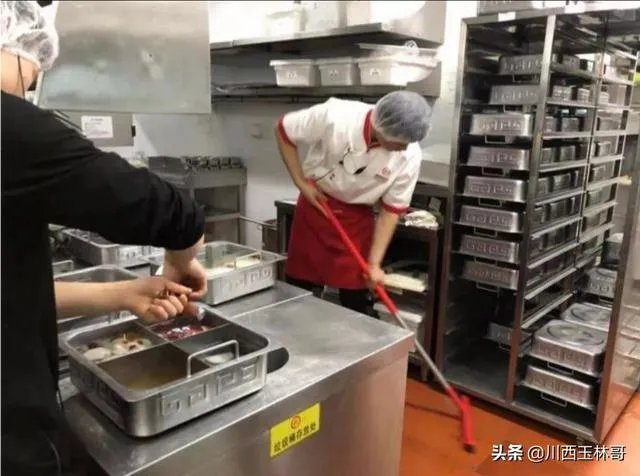 你对陕西苏福记后厨大厨朝锅里吐口水一事怎么看？