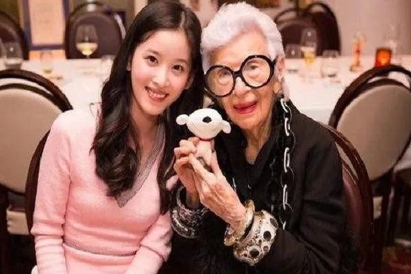 奶茶妹妹章泽天近照分享，当妈妈后的章泽天气质有何不同？