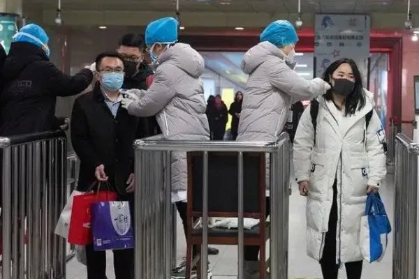 上海新冠肺炎疫情防控目前出于什么阶段？当地居民的生活何时能恢复正常？