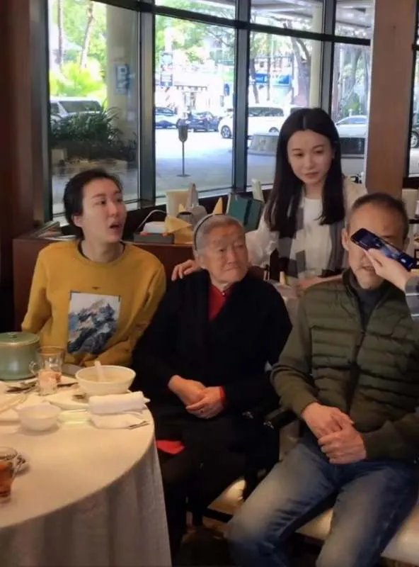 王石田朴珺私下聚餐被偶遇，田朴珺素颜打扮很随意，你怎么看？