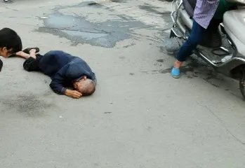 “老子就是黑社会”张家口花臂男当街暴打老人,他为何如此嚣张?