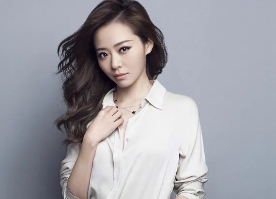错爱渣男15年,离婚后大哭,张靓颖为什么一直走不出被控制的人生?