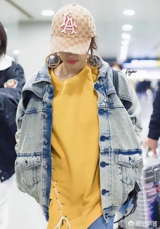 蔡依林潮流服饰现身机场，网友表示穿洞洞裤不冷吗？