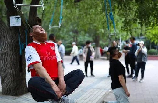 沈阳大爷大妈把头挂树上锻炼,这种奇葩的锻炼方式有什么用?