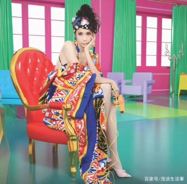 莫文蔚公开穿辱华品牌引热议,发问求原谅。这种行为值得原谅吗?