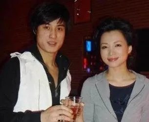 董卿夫妇罕见同框!穿情侣装高调秀恩爱,他们的感情如何?