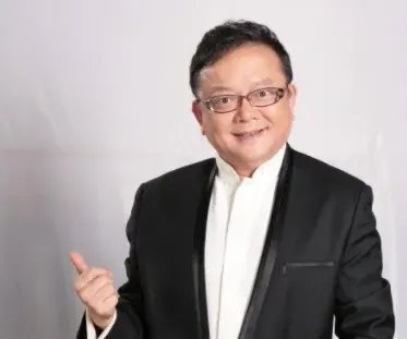 70岁王刚和儿子相差60岁，老婆一月花费上百万，现如今他过的怎么样？