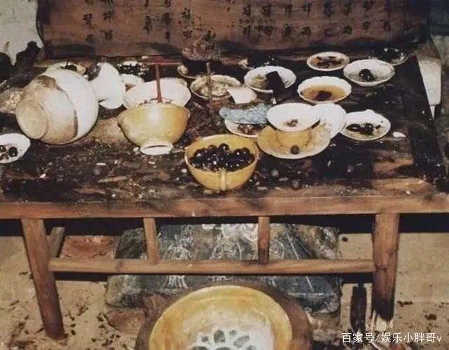 专家入墓之后,看到一桌残剩酒菜,这是什么情况?谁在里面?