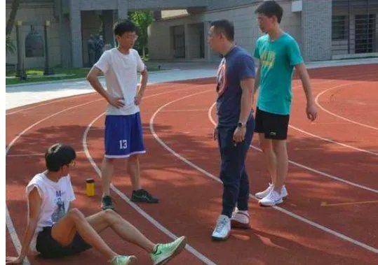 体育老师适合当班主任吗？