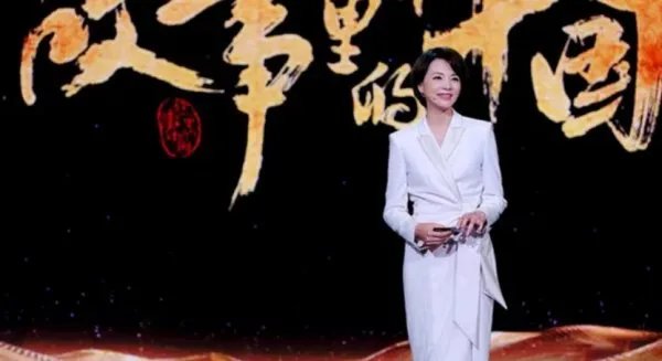 董卿夫妇罕见同框!穿情侣装高调秀恩爱,他们的感情如何?