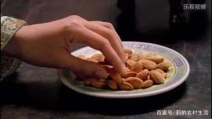 安陵容死前为什么一直看苦杏仁?当时谁明白她的意思?
