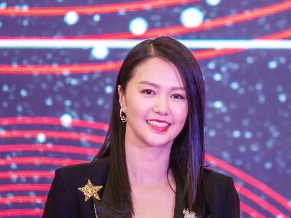 我们去大草原的湖边 等候鸟飞回来 （这是哪首歌）？？