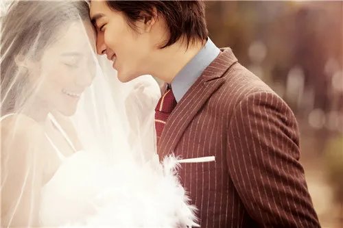 蒙娜丽莎婚纱照价格　拍婚纱照礼服怎么选