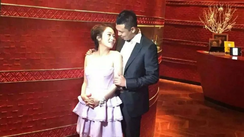 前国足球员徐亮和三婚妻子生活幸福吗？