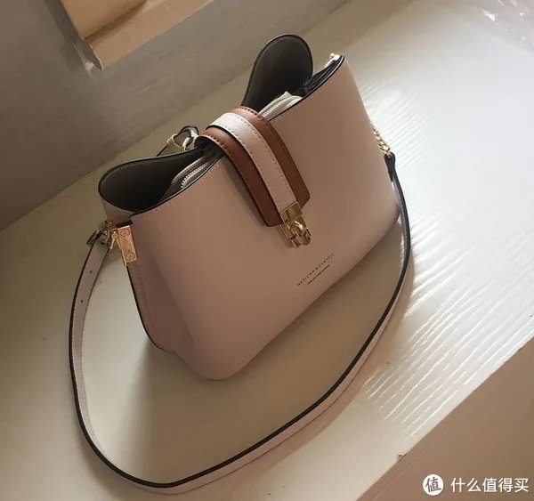 一款包包打造不同出街造型，稻草人女包评测