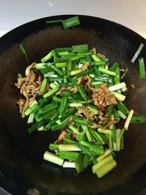 蒜苗肉丝的做法步骤图，蒜苗肉丝怎么做好吃