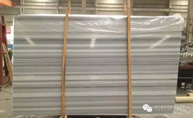 具有视觉延伸效果的直纹白大理石及装饰应用案例
