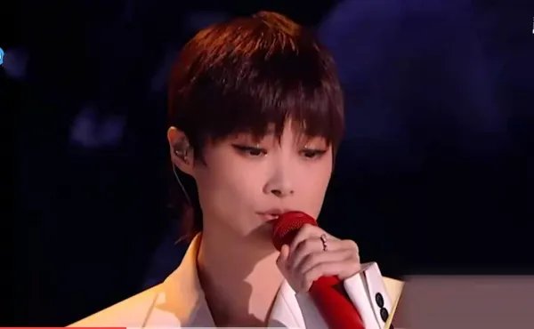 李宇春版《那女孩对我说》争议不断,她的唱功到底如何