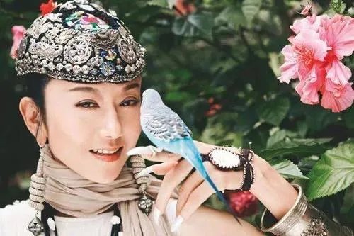 杨丽萍近照,58穿成28岁,为什么帽子始终不离头?