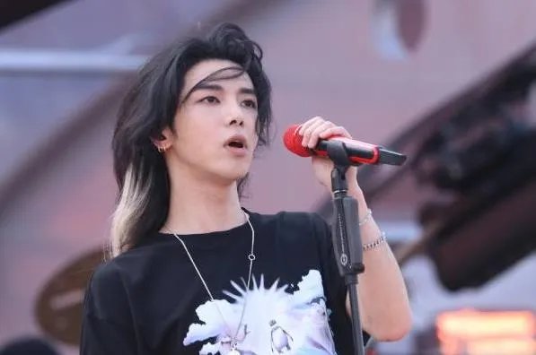 华晨宇的前女友万芙伽,华晨宇星座血型属什么的