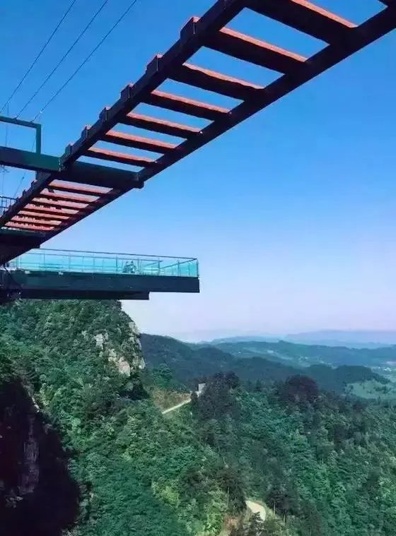 重庆现高80米吓破胆的“天空悬廊”是怎么建的?