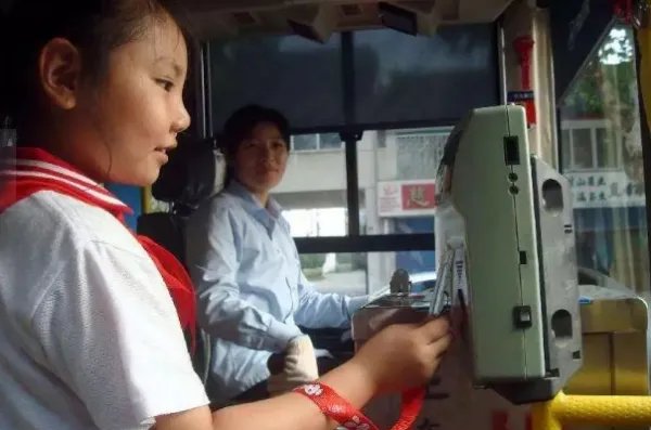 天津儿童免费乘车身高标准提高,说明了什么?