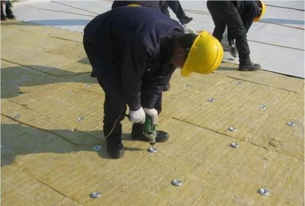 外墙岩棉保温一体板怎样施工