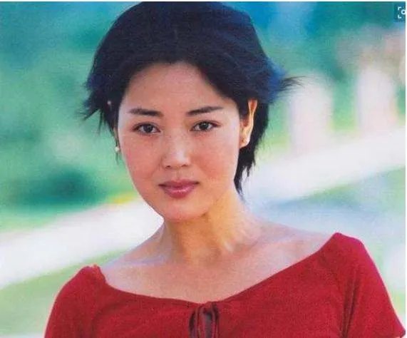 王茜华:演农村剧走红,为拍戏整容200次,今50岁现状如何?