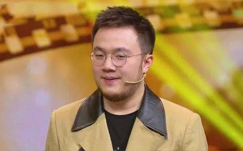 话题人物巴图晒老婆素颜照,为何网友却不断翻巴图的“旧闻”?