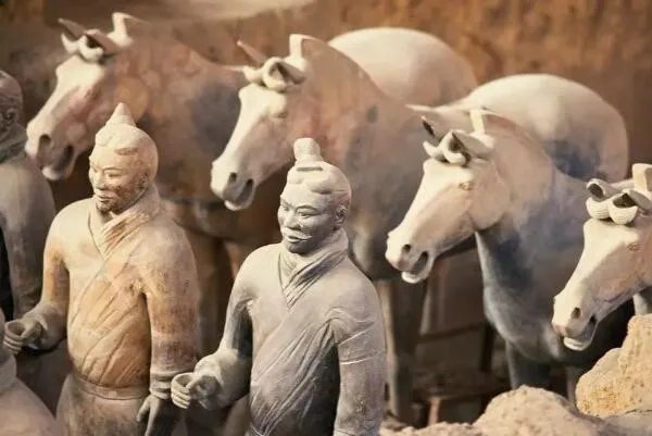 秦始皇兵马俑非常出名，那么他们为什么不带头盔？