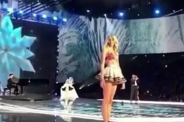 2017维密大秀,超模奚梦瑶不慎摔倒,未来的道路会如何?