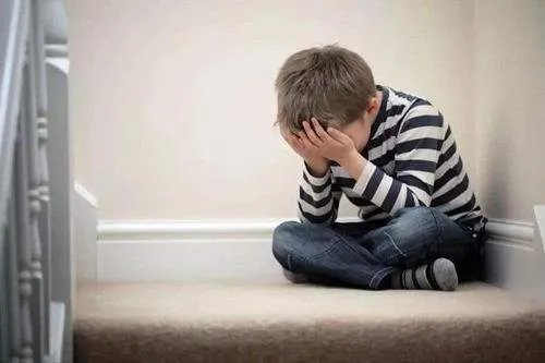 夫妻吵架丈夫欲将1岁娃娃扔桥下,孩子有什么错?