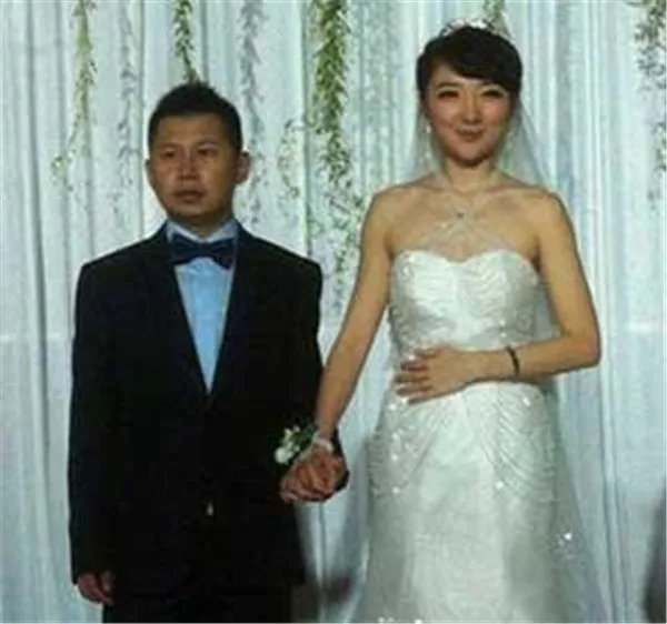 何云伟老婆陈笛黑历史开扒 何云伟第一任妻子照片女朋友月月是谁