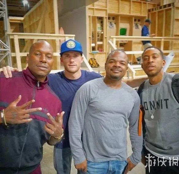 《速度与激情8》首发海报：范迪塞尔遥望前路形单影只