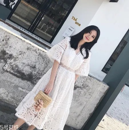 白色连衣裙怎么搭配?白色连衣裙搭配技巧