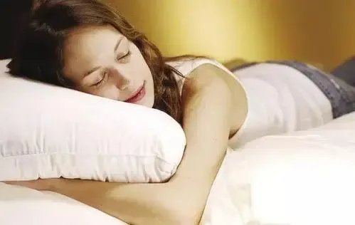 广州一位18岁少女睡姿不对致脊柱弯曲，正确的睡觉姿势是什么样的？